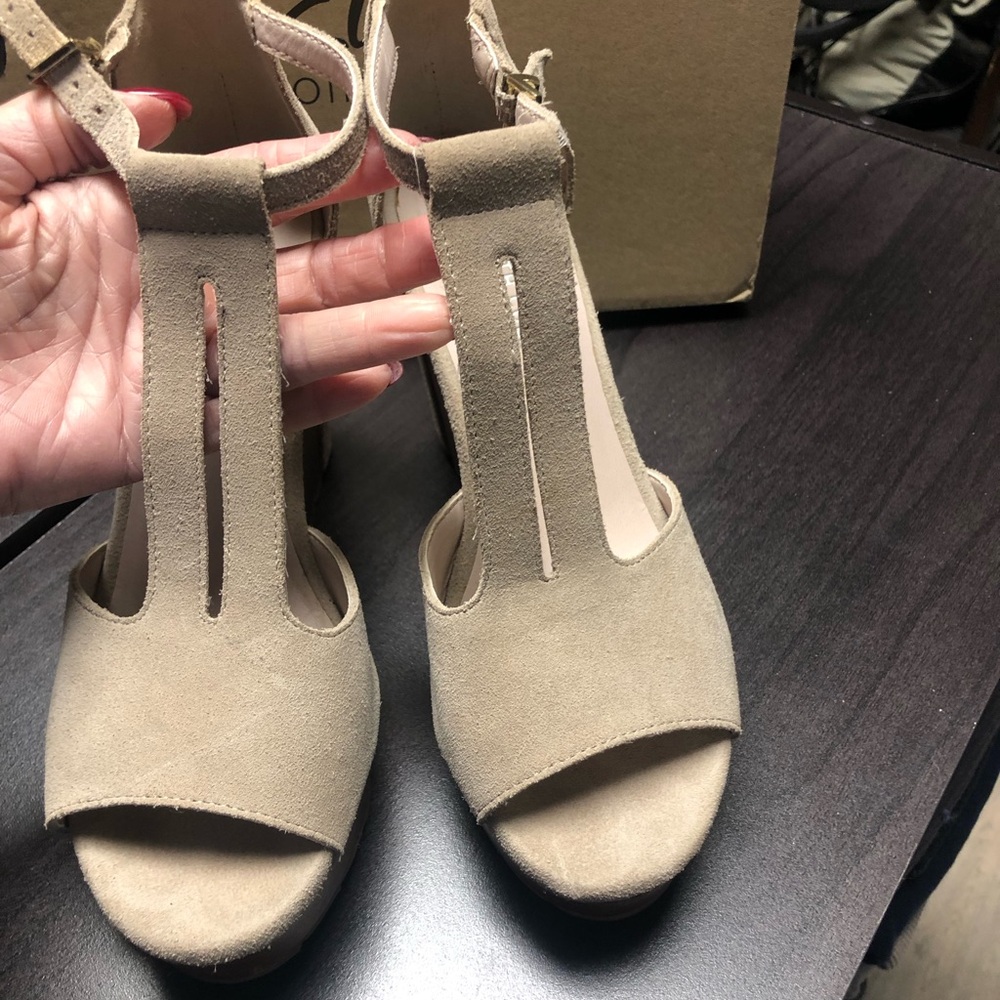 Kenneth Cole New York cream color suede beautiful wedges